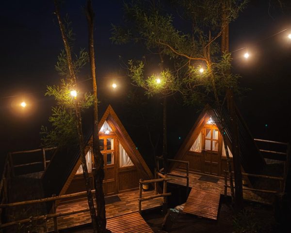 Kolukkumalai Wooden A frame Stay Night-view-of-the-campsite