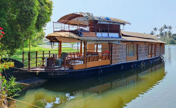 One bedroom Upper Deck Houseboat