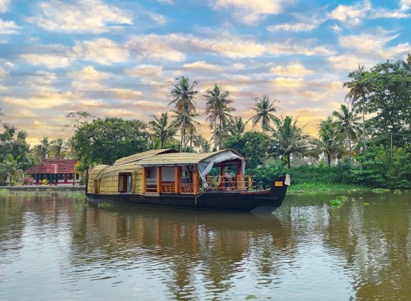 Lee Castle Houseboat