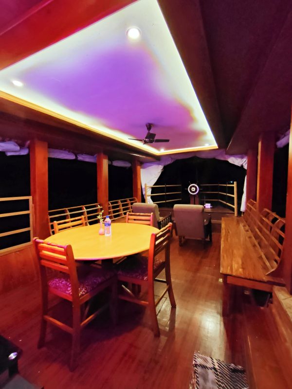 Lee Castle Houseboat - Image 3