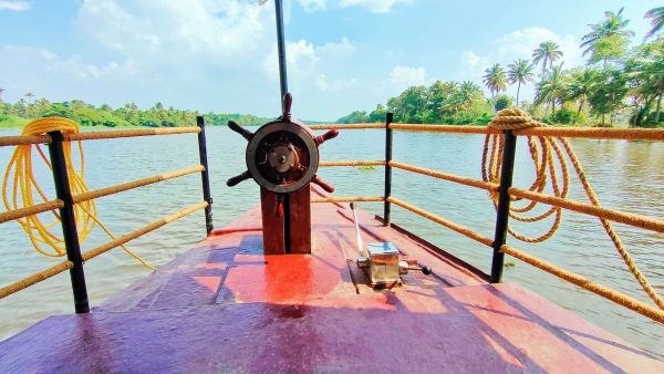 Lee Castle Houseboat - Image 8