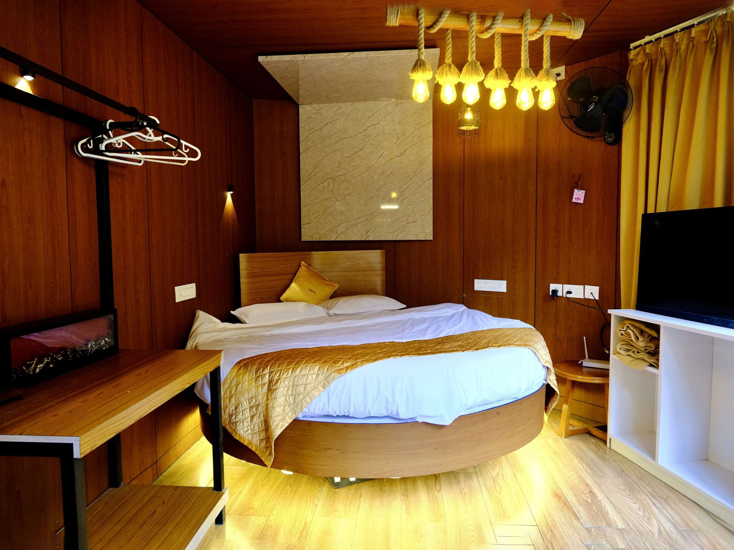 Lumipod With Pool