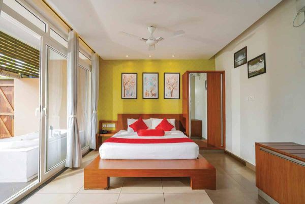 Luxury Resort in Kuruva with Jacuzzi and Plunge pool - Image 11