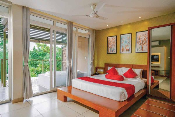 Luxury Resort in Kuruva with Jacuzzi and Plunge pool - Image 5