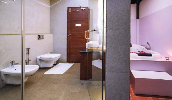 Luxury Resort in Kuruva with Jacuzzi and Plunge pool - Image 8