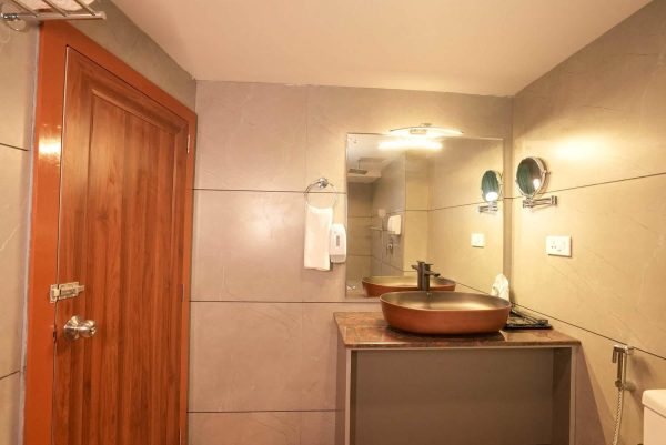 Luxury Resort in Kuruva with Jacuzzi and Plunge pool - Image 16