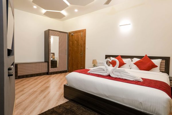 Luxury Resort in Kuruva with Jacuzzi and Plunge pool - Image 3