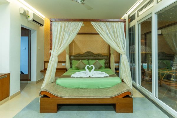 Luxury Resort in Kuruva with Jacuzzi and Plunge pool - Image 40