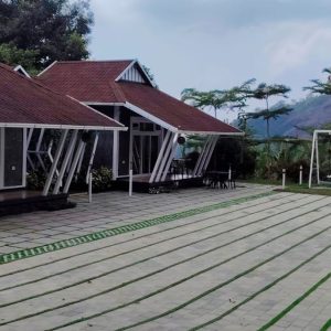 Luxury Stay with Infinity-Style Swimming Pool in Kakkadampoyil